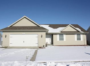 4488 Sapphire Ln, Bettendorf, IA 52722