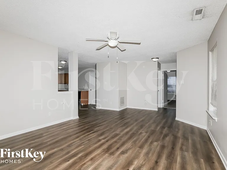 10605 Glenayr Dr — Photo 2