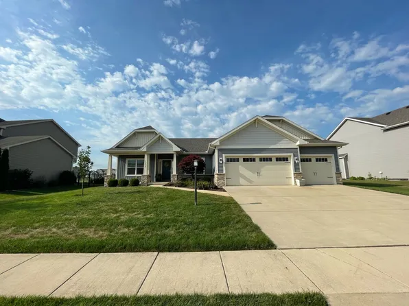 1203 Farm Lake Dr, Mahomet, IL 61853