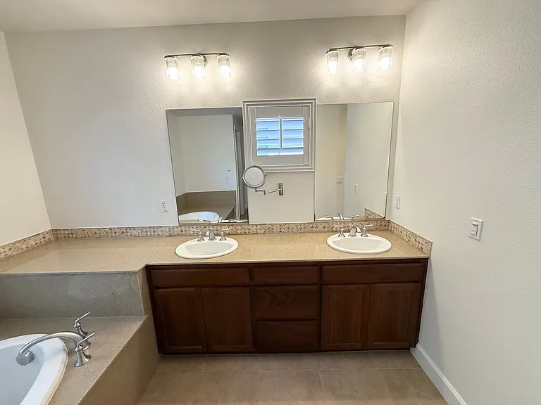 2327 Capistrello St — Photo 19