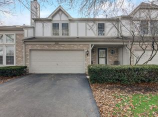 4560 N Sapphire Dr, Hoffman Estates, IL 60192