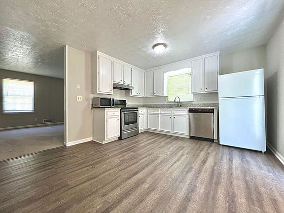 4th image of 381 Freeport Dr