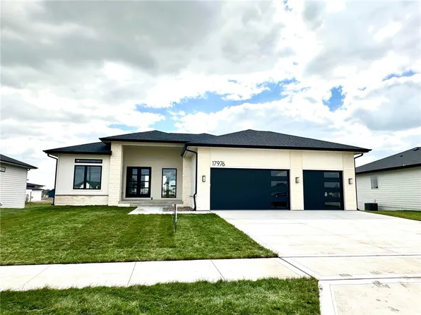 17976 Hammontree Circle, Clive, IA 50325
