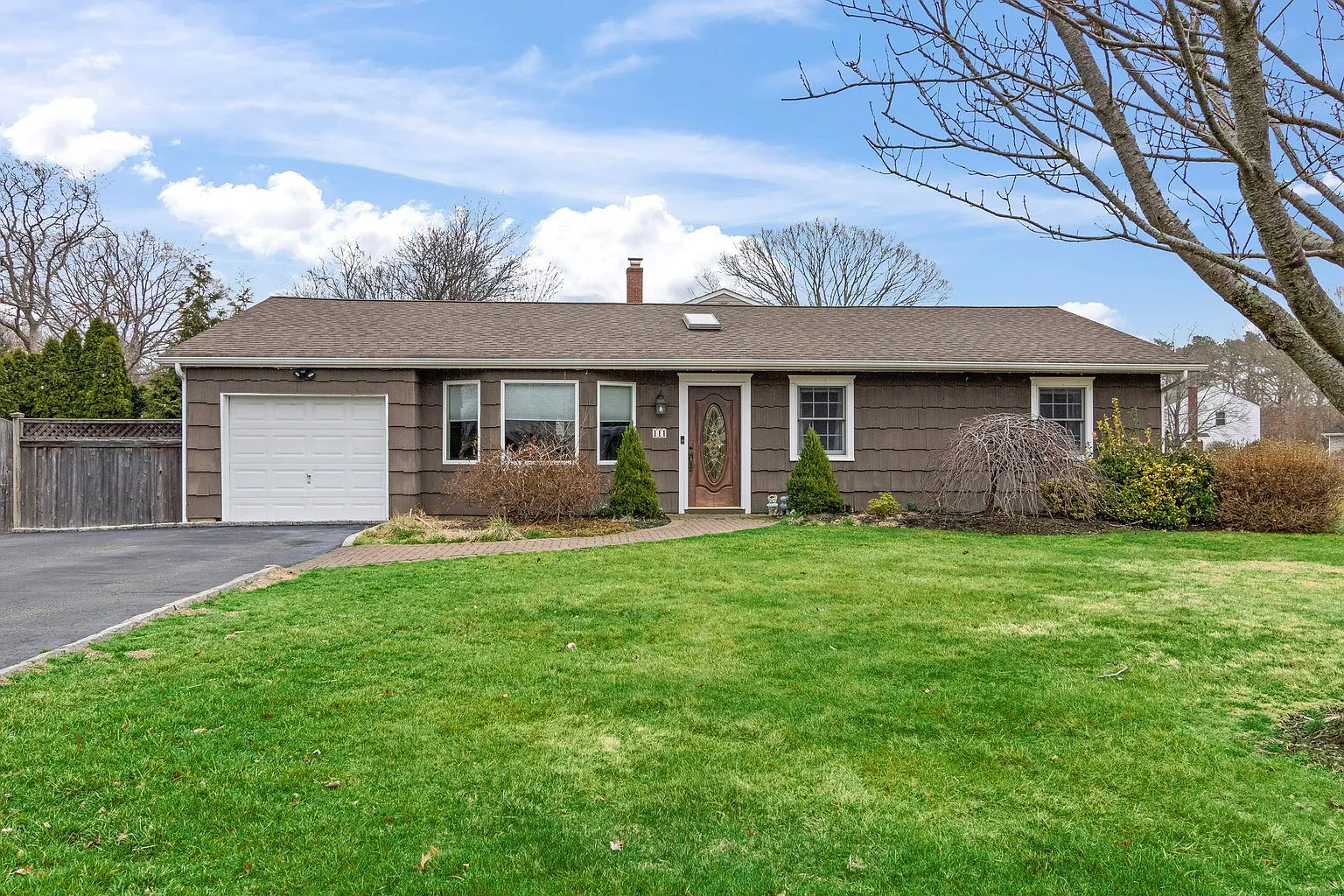 111 S Hillside Avenue photo 1