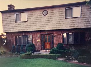 3 Elizabeth St, Valley Stream, NY 11580