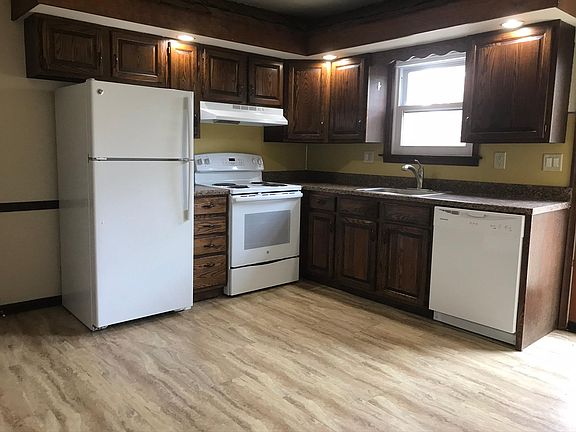 Eat-in Kitchen with newer appliances
