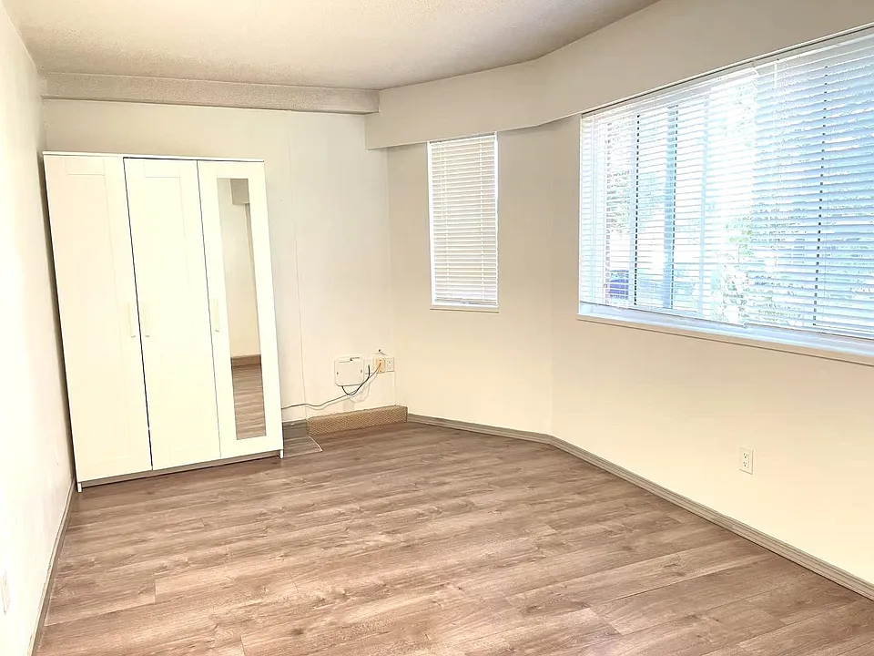 33 Woodstock Ave W