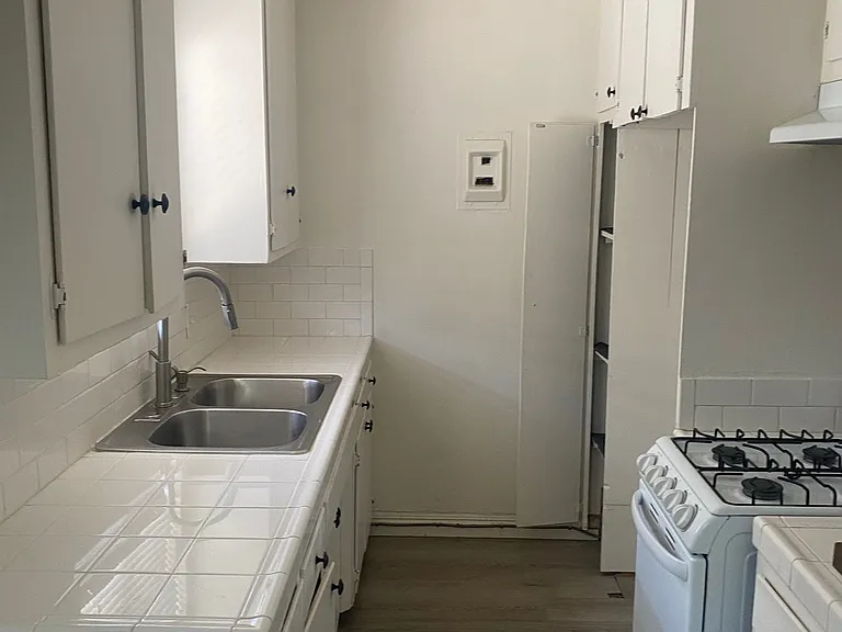 626 E Chevy Chase Dr — Photo 3