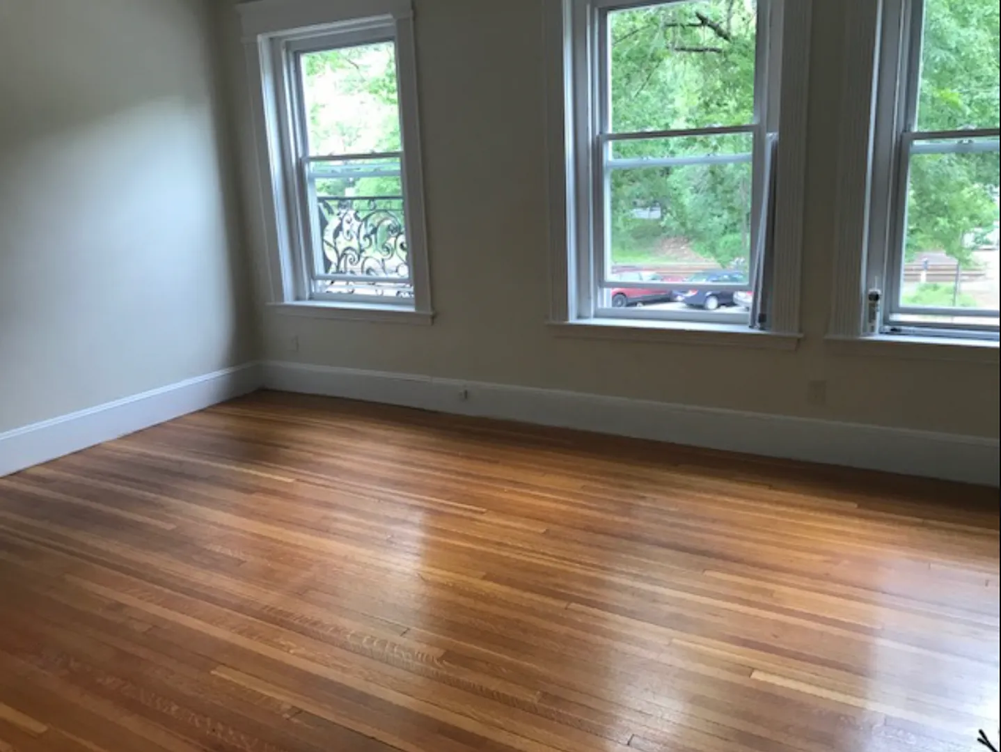9/1 Coolidge Corner 3BR (2 split) with heat included, balcony, No Fee! — Photo 2