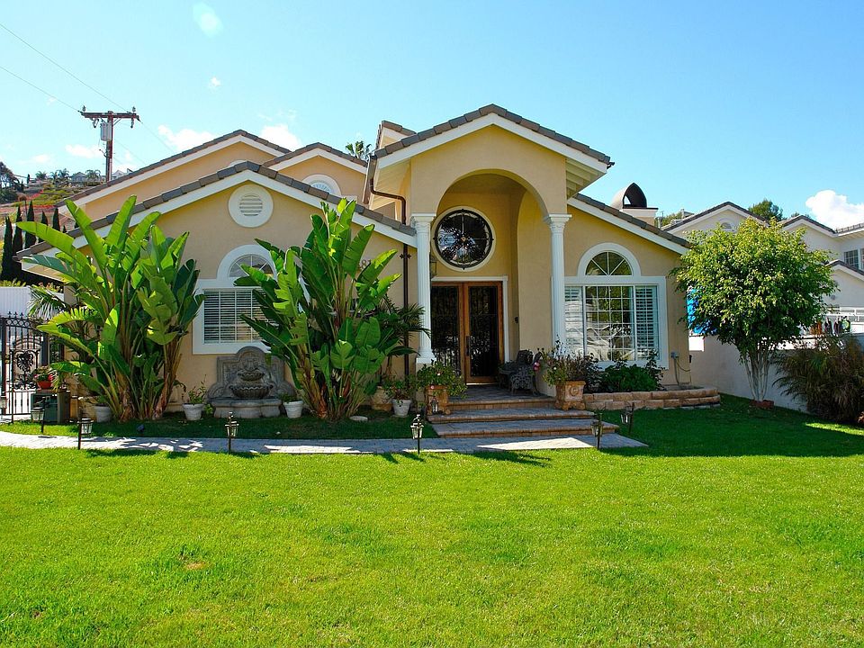 Front yard (gated)