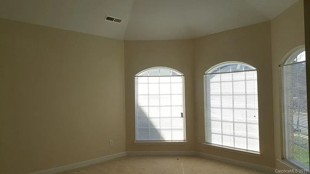 5 bed, 3.5 bath, 2909 sqft, $2,999 — Photo 4