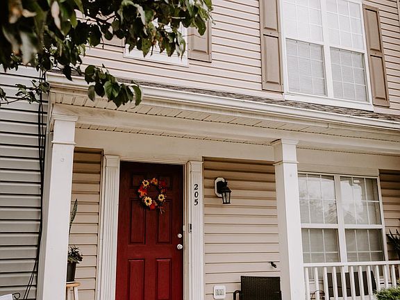 3rd image of 205 Hamilton Ct