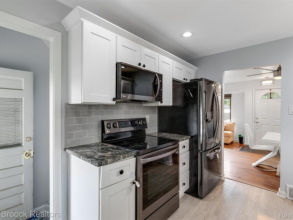 1136 N Selfridge Blvd, photo 15