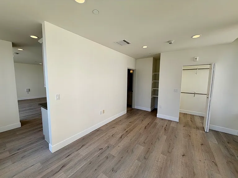 314 W 6th St #501 — Photo 7