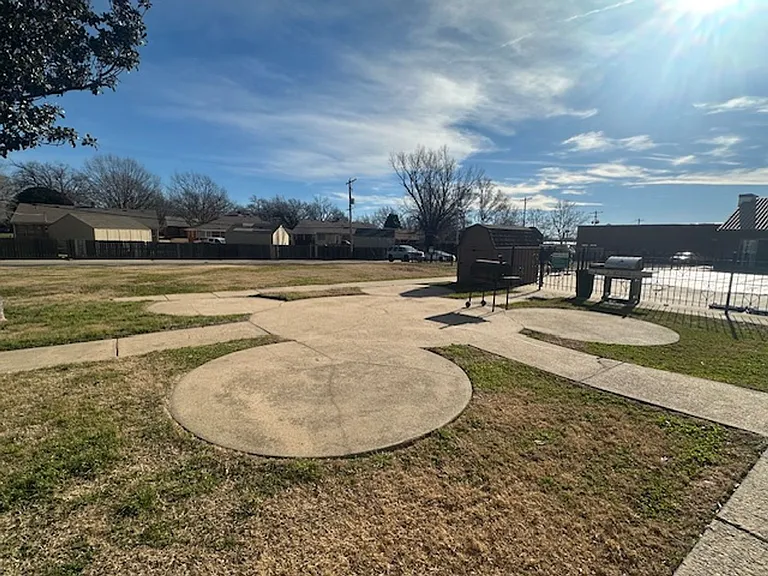 2250 S Oliver Ave — Photo 32