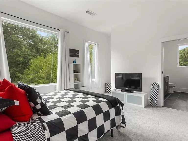 1756 N Akin Dr NE — Photo 33