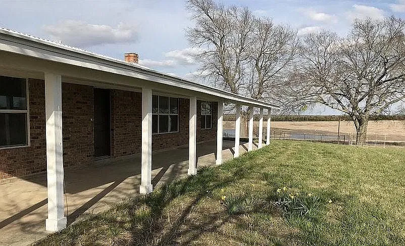 3 bed, 2400 sqft, $1,895 — Photo 3