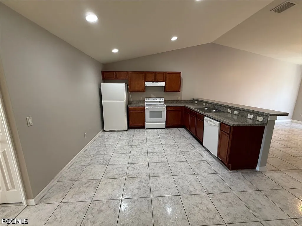 3 bed, 2.0 bath, 1195 sqft, $1,695 — Photo 3