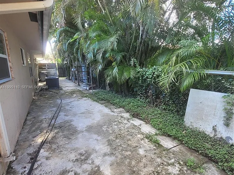 22028 Acapulco Ct — Photo 33