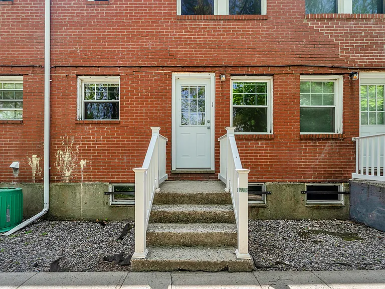 Savin Court Apartments — Photo 15