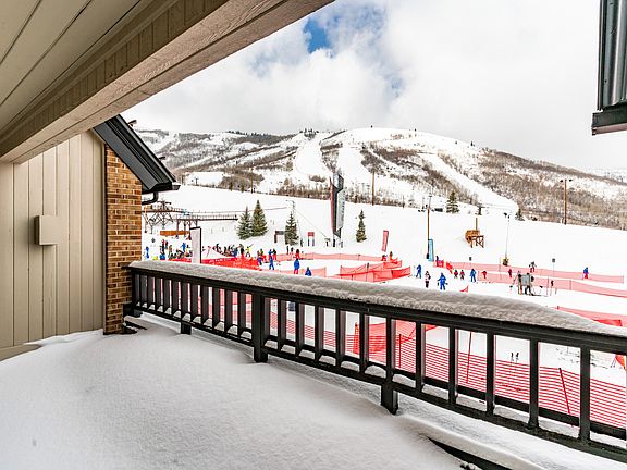 Balcony / View of Slopes