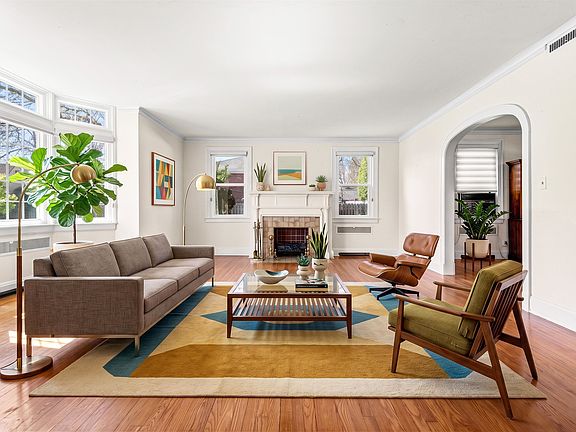 4th image of 146 Irving Pl