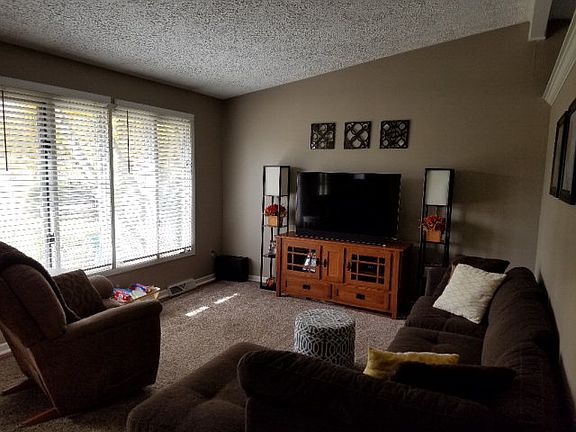 3rd image of 970 Woodview Dr
