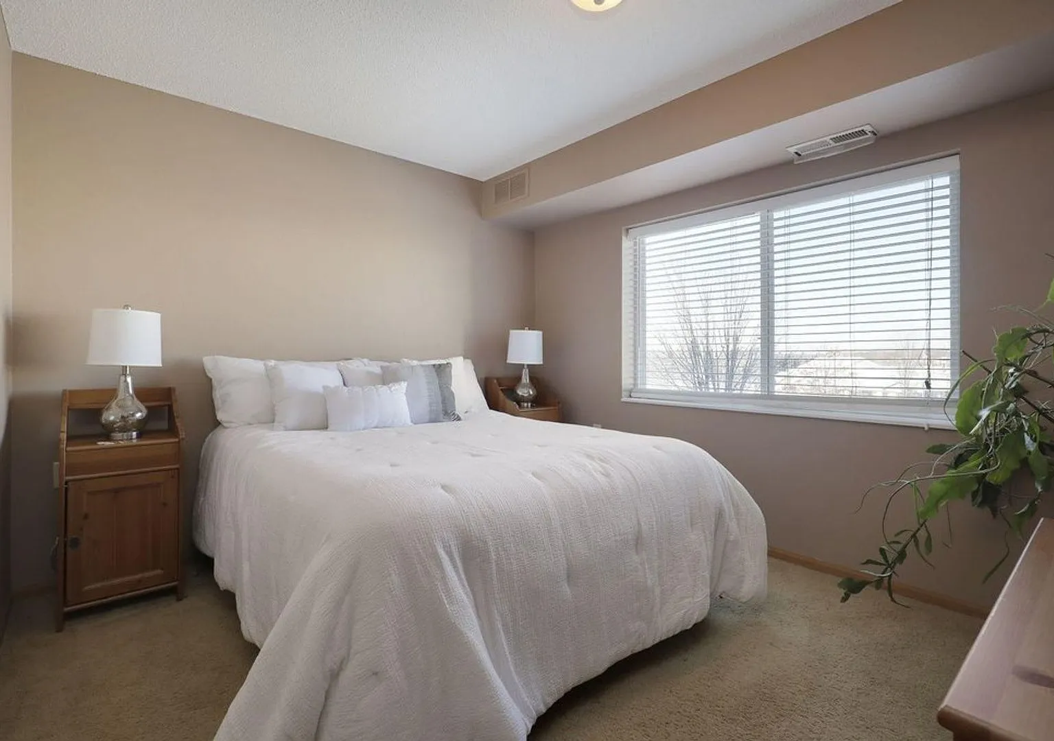 Condo In Excellent Chan Location Avail NOW! — Photo 2