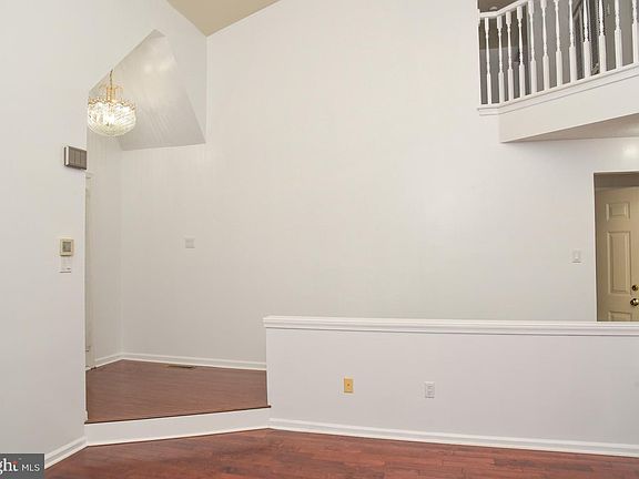 3rd image of 303 Laura Ln