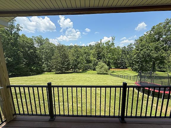 5th image of 226 Greenbrier Ln