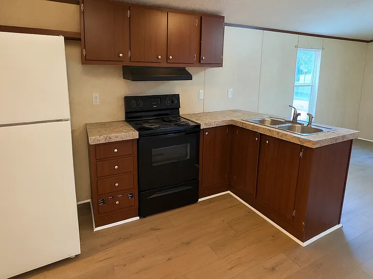 355 N East St — Photo 4