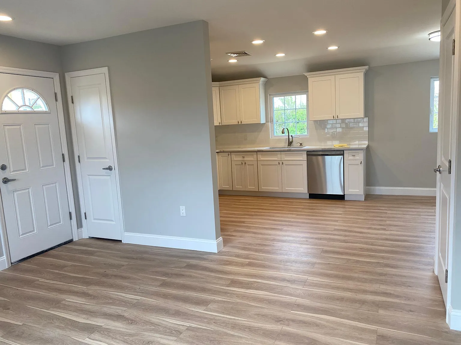 3 bed, 890 sqft, $3,350 — Photo 4