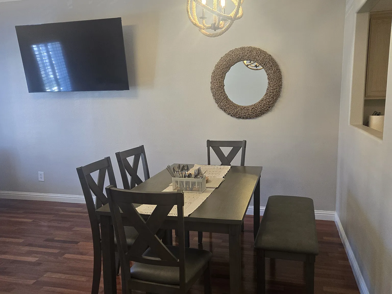 2 bed, 884 sqft, $5,000 — Photo 2