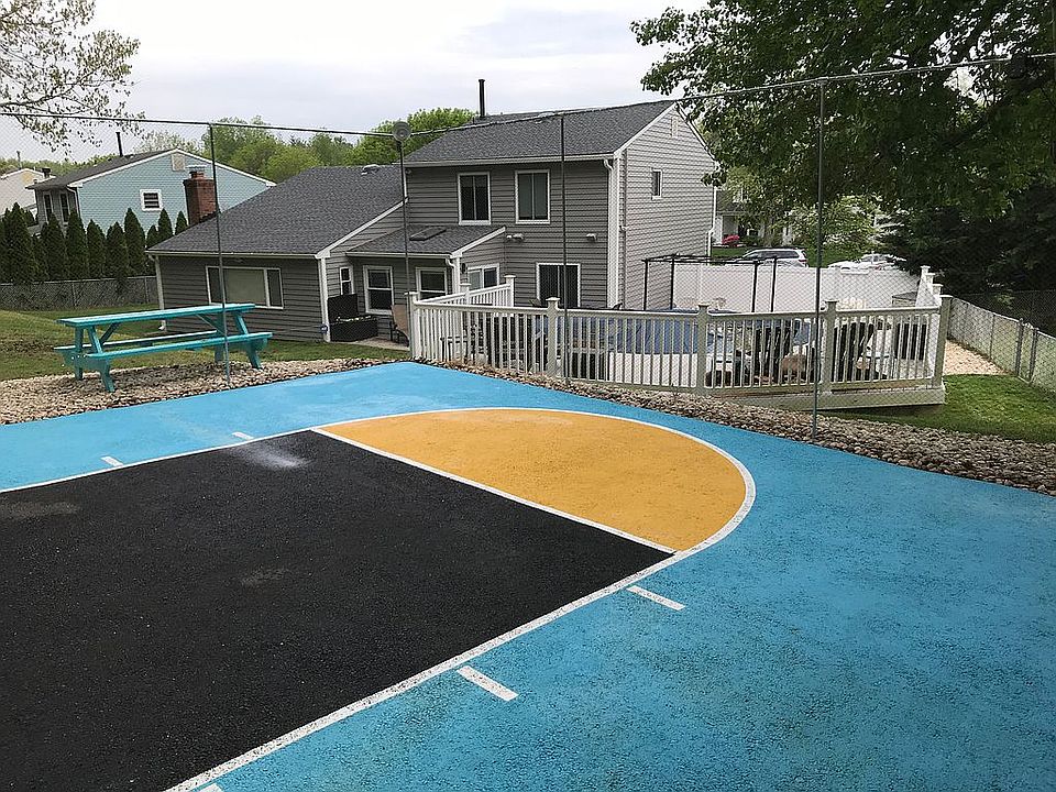 2nd image of 12 Yellowstone Ln