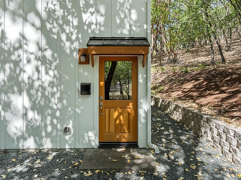 459 Hudson Ln — Photo 4