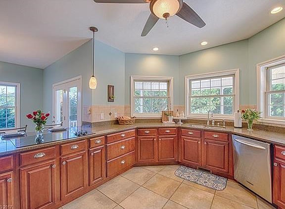Gourmet eat-in kitchen