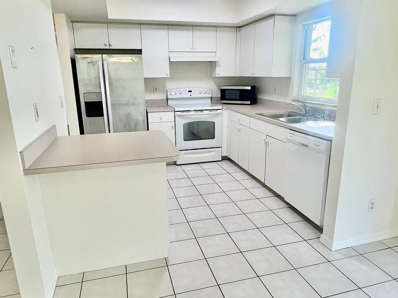 3 bed, 1215 sqft, $1,800 — Photo 1