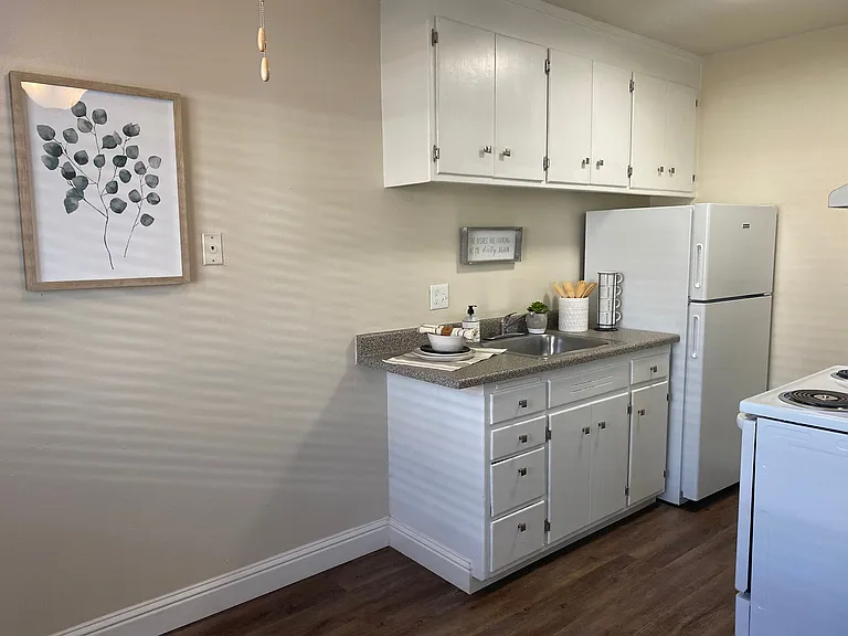 Coral Gardens Apartments — Photo 32