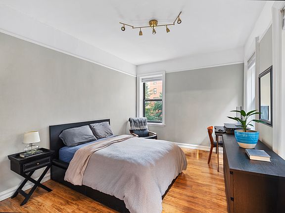 5th image of 925 Union St APT 4C