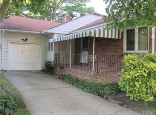 19 Oakley Pl, Great Neck, NY 11020