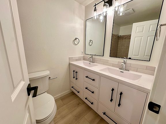Guest bath with tub & shower combo