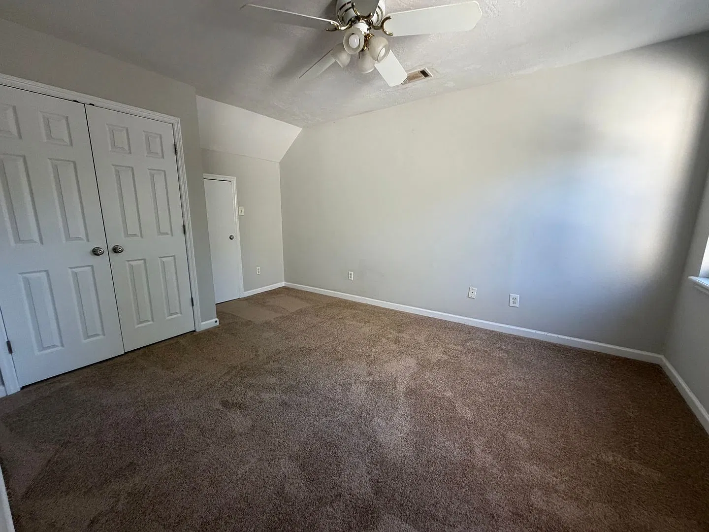 End Unit Harvestwood Townhome — Photo 4
