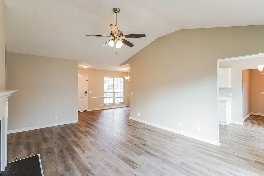 3 bed, 2.0 bath, 1311 sqft, $2,030 — Photo 3