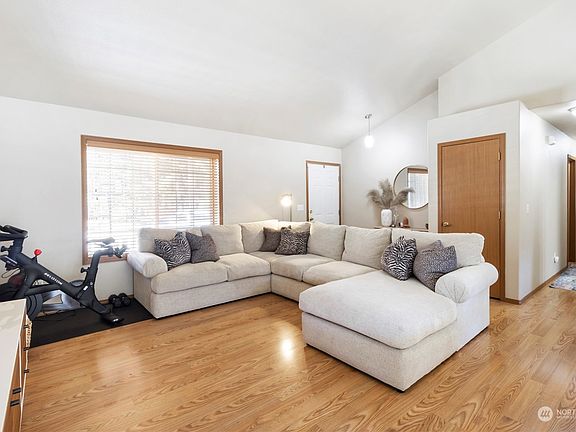 Entry into your open concept home with vaulted ceilings.>