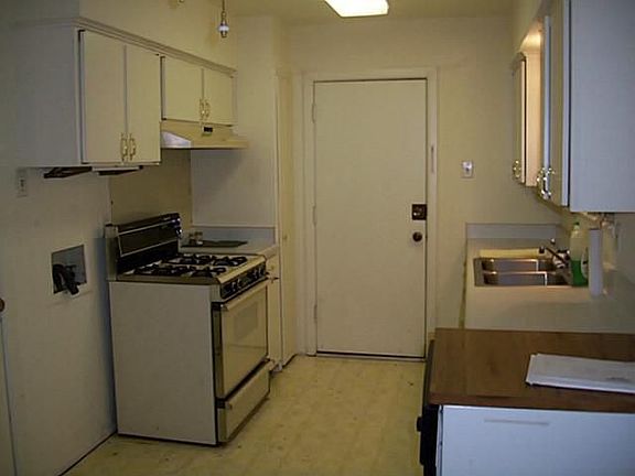 3rd image of 3102 Stafford St