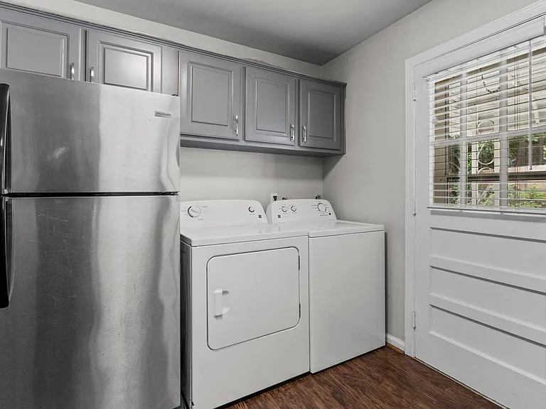 530 Banks St — Photo 12