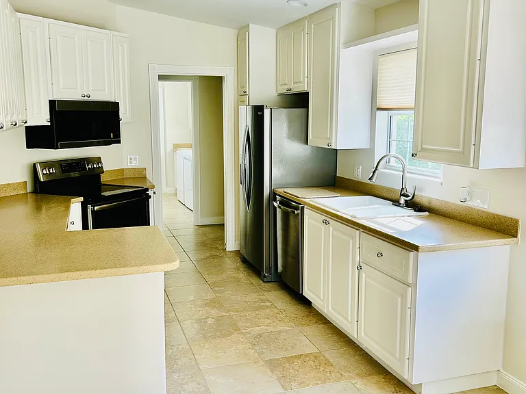 15401 Orlanda Dr — Photo 14