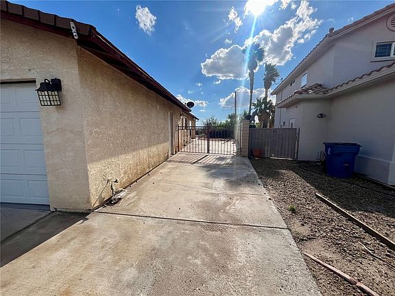 3rd image of 2525 Country Club Place