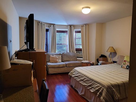 3rd image of 211 Bay 23rd St Floor 1