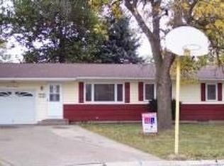 1119 Crestview Ct, Bettendorf, IA 52722